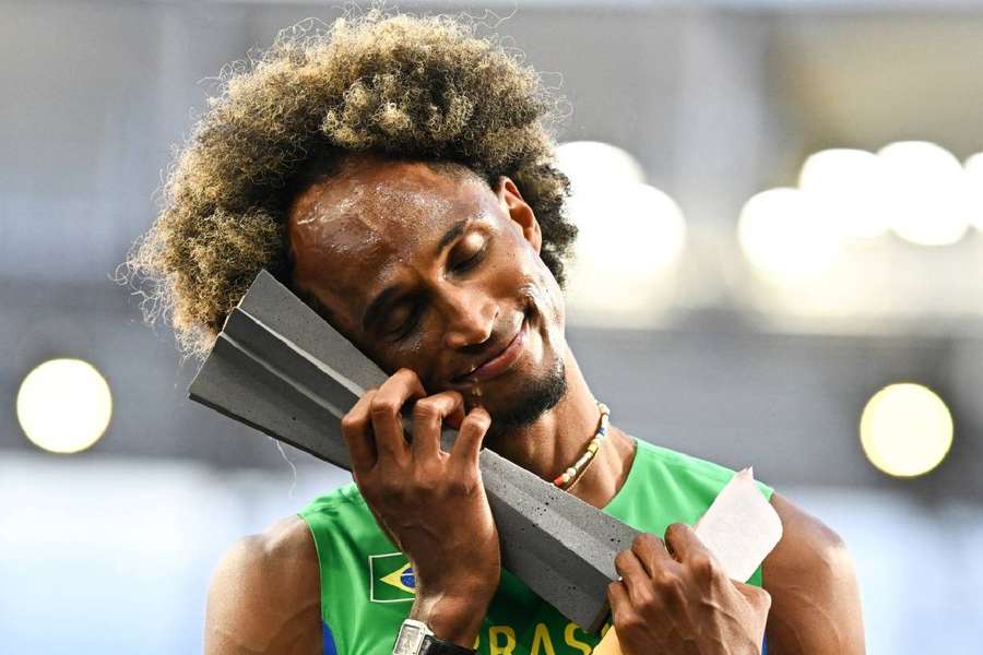 Alison dos Santos é o detentor do recorde mundial dos 400 metros com barreiras