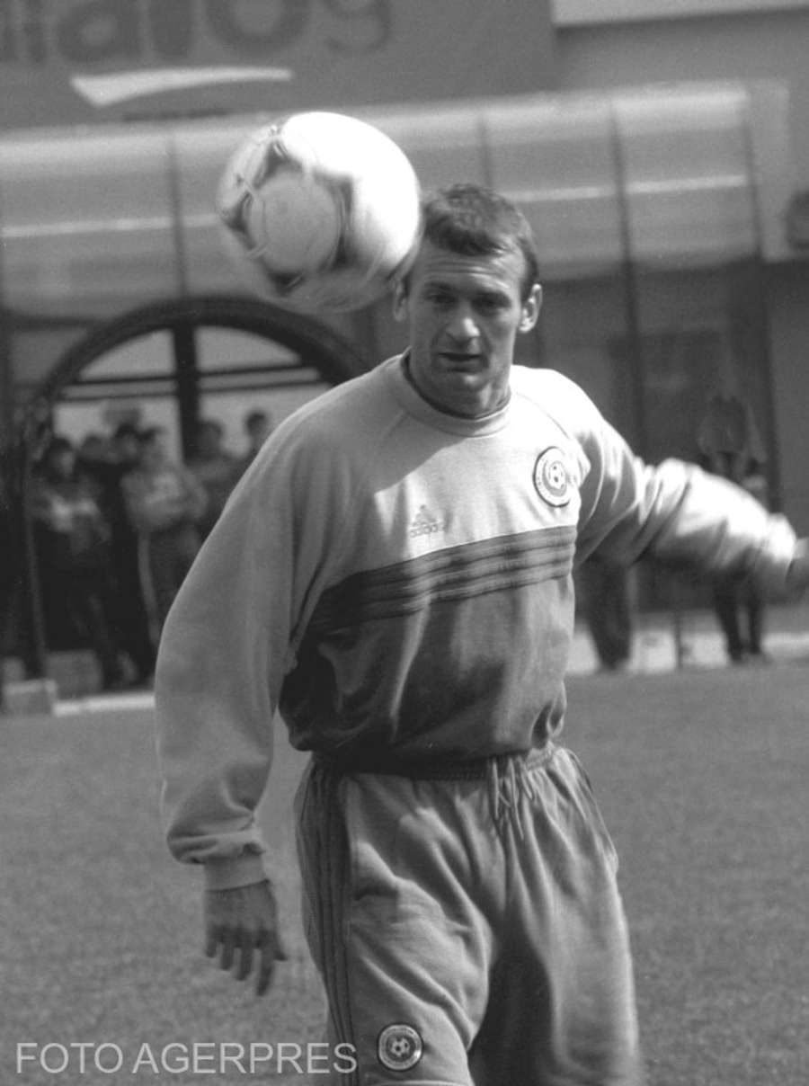 Gică Craioveanu en un entrenamiento de la selección de Rumanía (1999) Gică Craioveanu en un entrenamiento de la selección de Rumanía (1999)