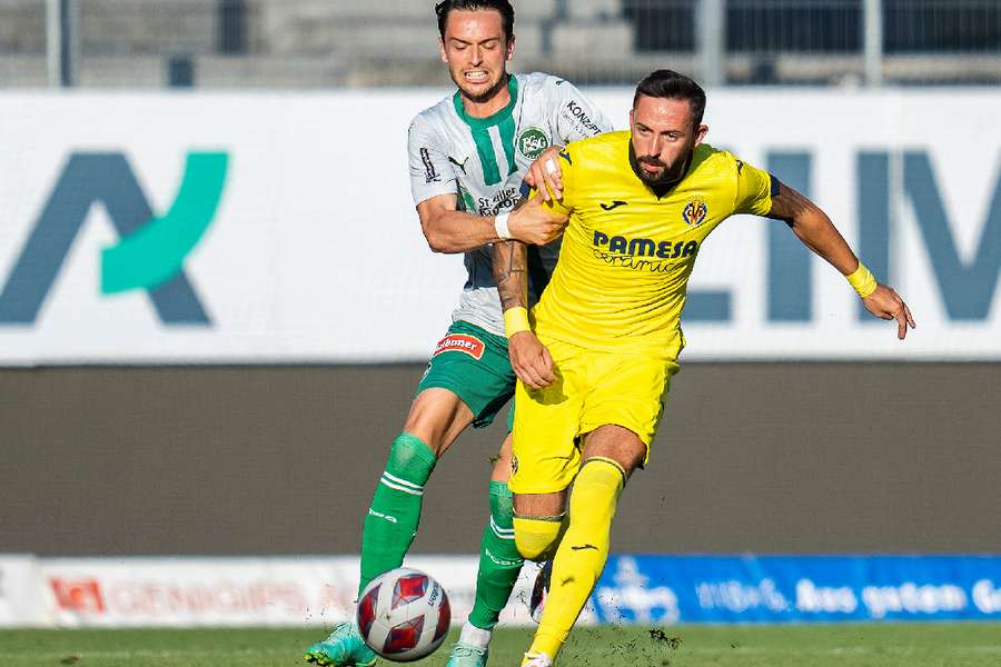 Morales disputa uma bola durante o amigável com o St Gallen.