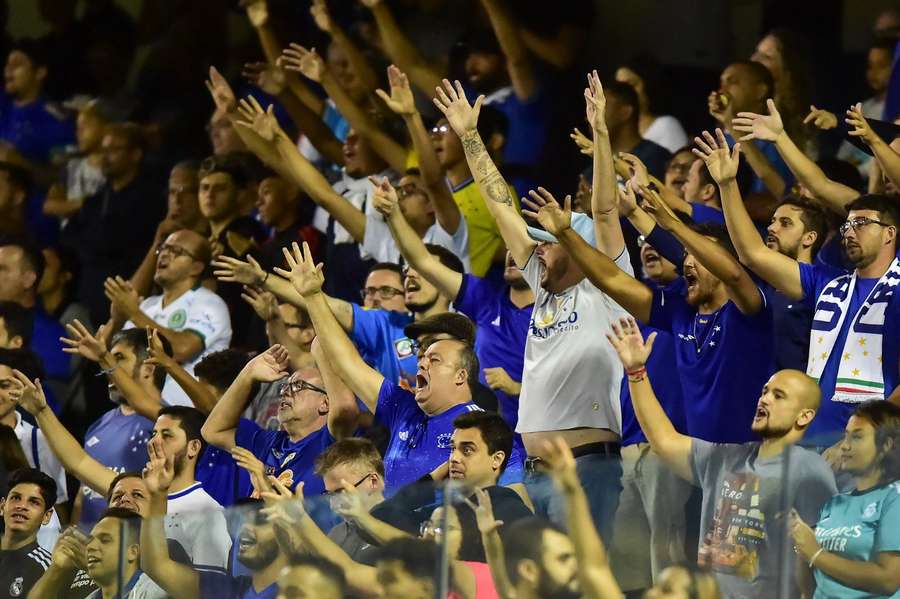 Torcida do Cruzeiro marcou presença em Barueri e fez a festa ao fim do jogo