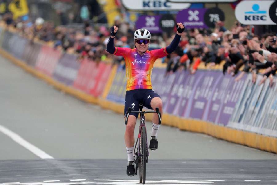 Kopecky voor tweede jaar op rij winnares Ronde van Vlaanderen