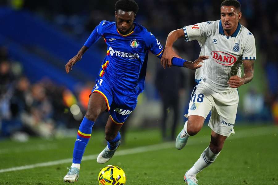 Abu Kamara, ante Charles Pickle en el partido de ida