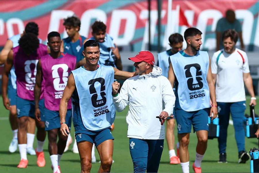 Roberto Martinez nie zważa na wiek Ronaldo. "Ważne jak się czuje, czy jest zdrowy" Roberto Martinez nie zważa na wiek Ronaldo. "Ważne jak się czuje, czy jest zdrowy"