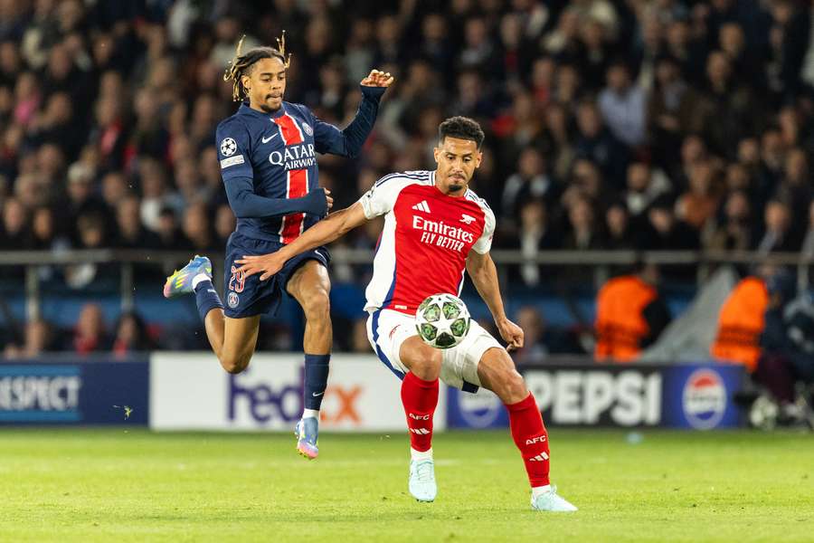 Bradley Barcola a William Saliba při loňském semifinále Ligy mistrů.