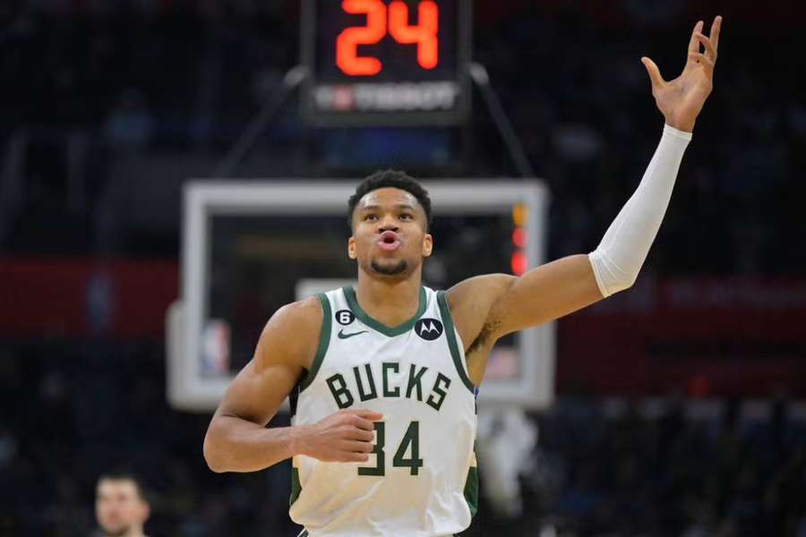 The Milwaukee Bucks extended their winning streak to 10 games by beating the Los Angeles Clippers