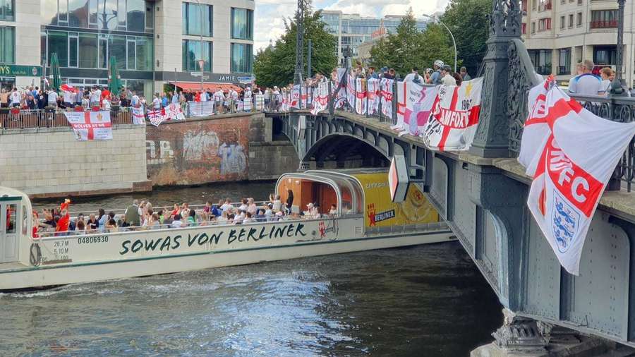 Eine Berliner Brücke ist mit englischen Fahnen übersäht.