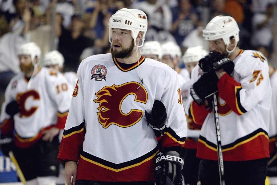 Chris Simon odehrál v NHL 15 sezon.