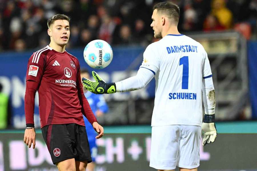 Marcel Schuhen (r.) bleibt den Lilien treu