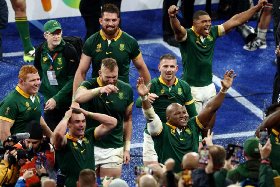Os jogadores da África do Sul comemoram diante dos adeptos após vencerem a final do Mundial