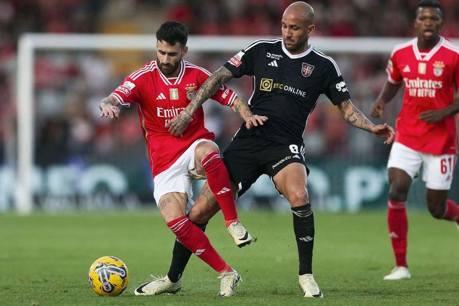 Ângelo Neto disputa a bola com Rafa Silva