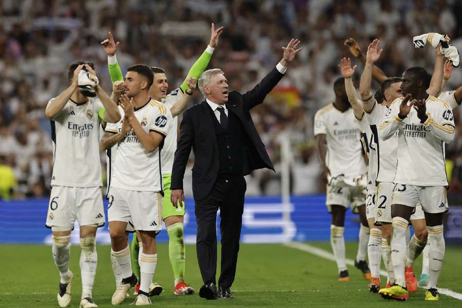Ancelotti świętujący tytuł LaLiga ze swoimi piłkarzami