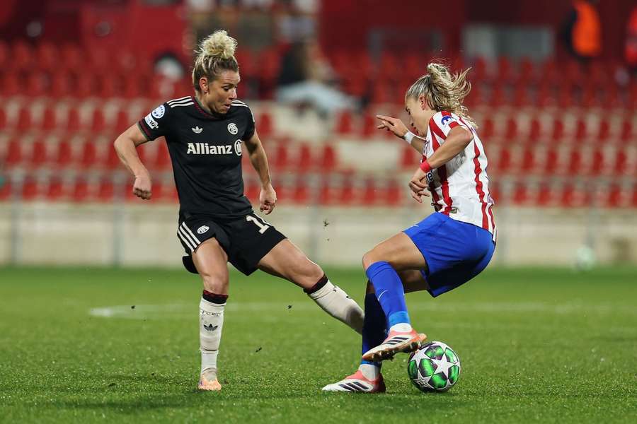 Linda Dallmann im Zweikampf mit Andrea Medina. Linda Dallmann im Zweikampf mit Andrea Medina.