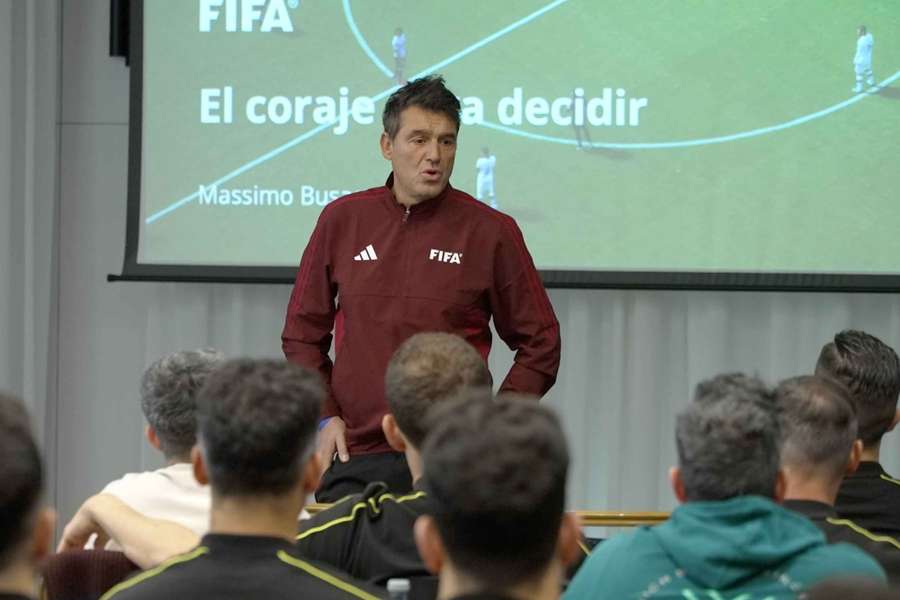Massimo Busacca, durante su charla a los árbitros españoles