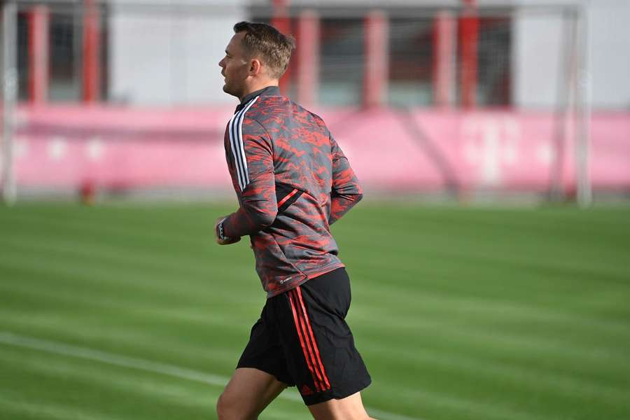 Manuel Neuer entrenándose en solitario con el Bayern Munich.