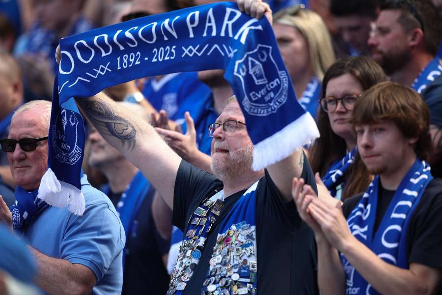 Everton vende equipa feminina para aumentar fundos 