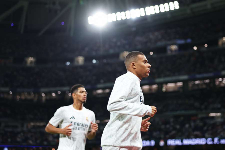 Mbappé calienta antes del partido de Liga entre el Real Madrid y el Villarreal.