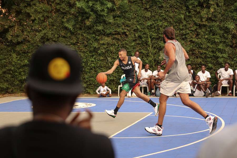 Mbappé joga basquetebol nos Camarões com Joakim Noah, um antigo jogador profissional.
