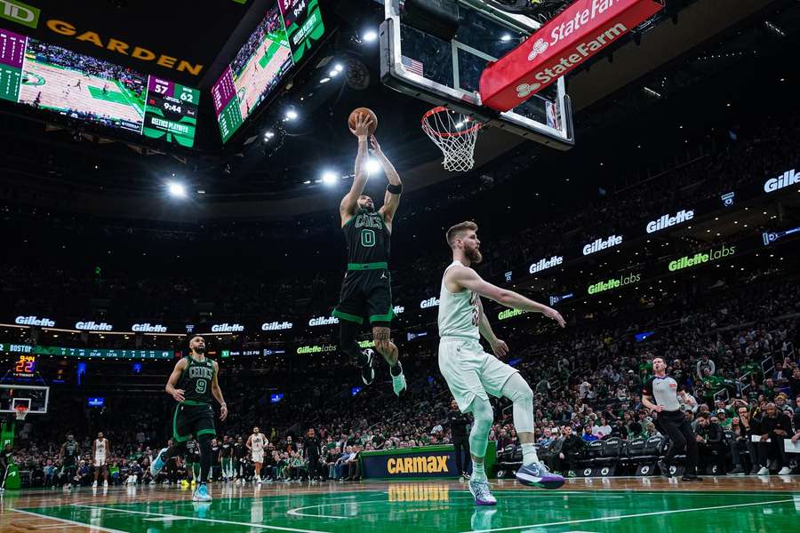 Celtics-Star Jayson Tatum gegen Dean Wade