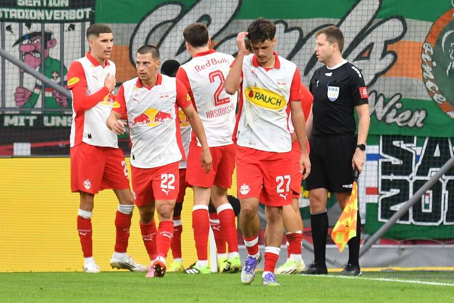 Red Bull feiert ein Tor gegen Rapid.