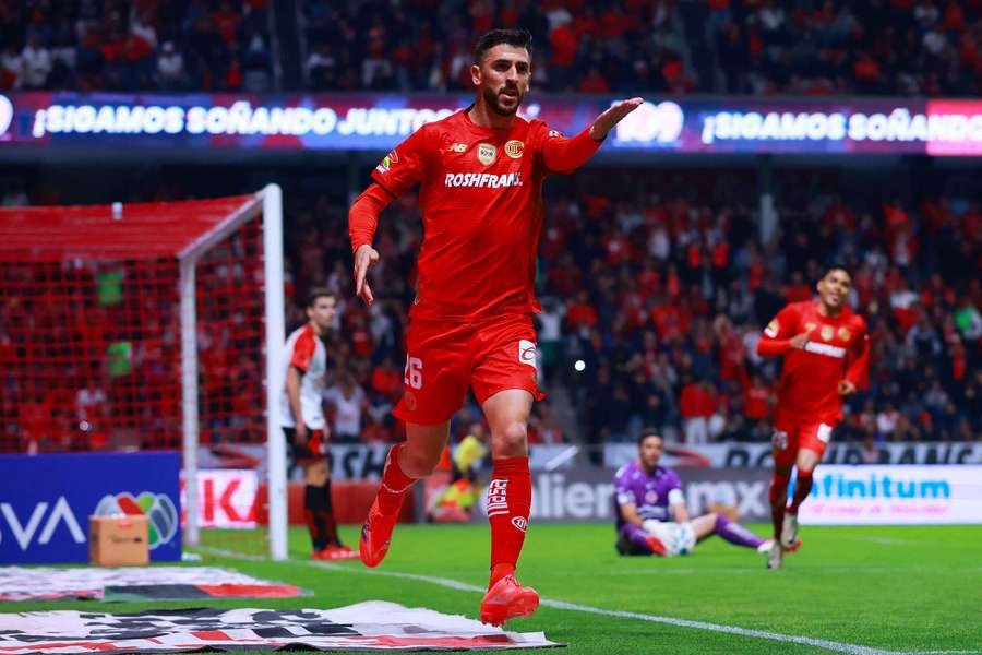 Paulinho festeja pelo Toluca Paulinho festeja pelo Toluca