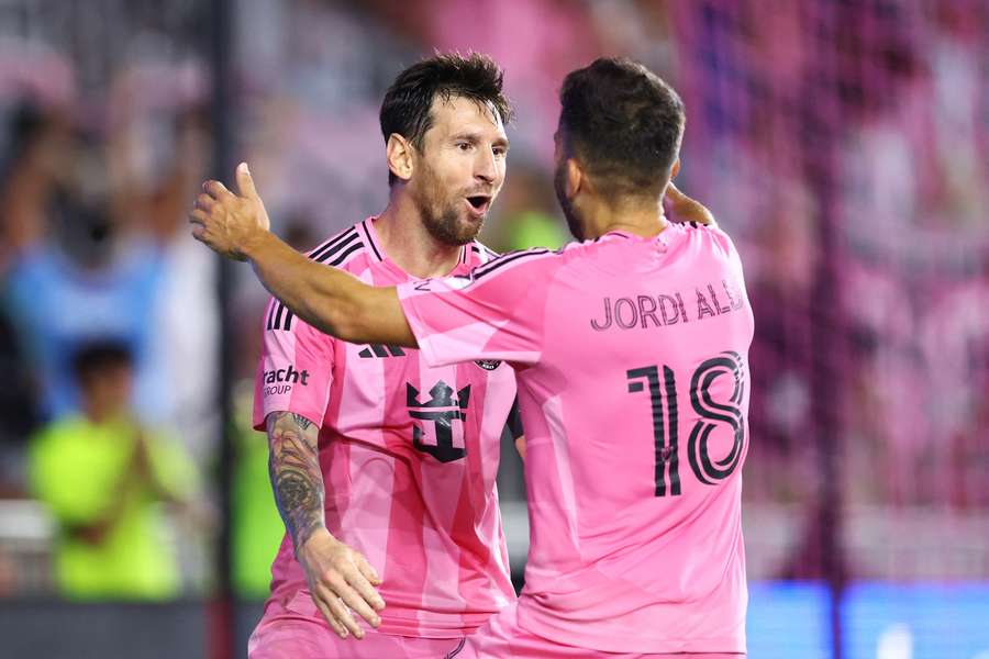Lionel Messi bejubelt seinen Treffer zum 2:0 mit Vorlagengeber Jordi Alba.