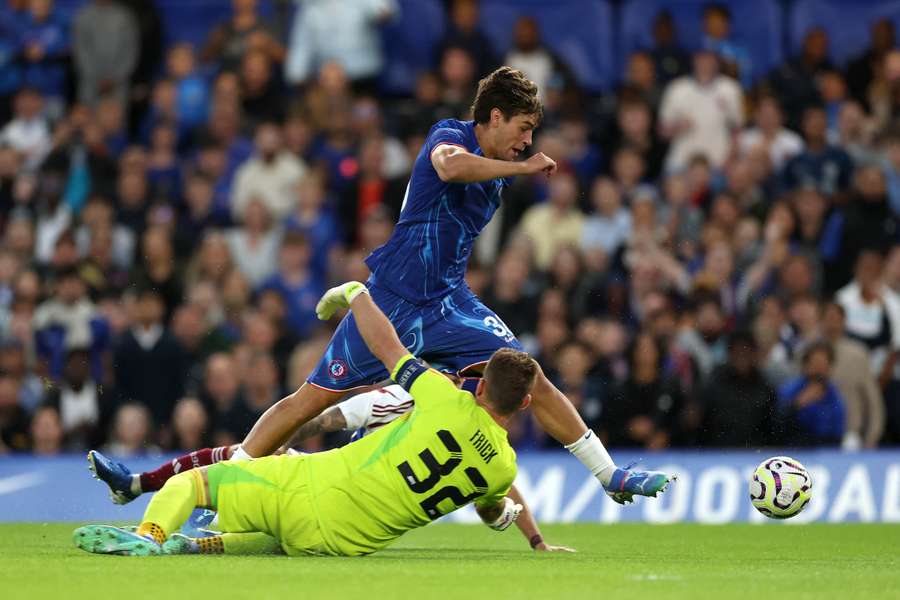 Marc Guiu pudo marcar su primer gol con el Chelsea.