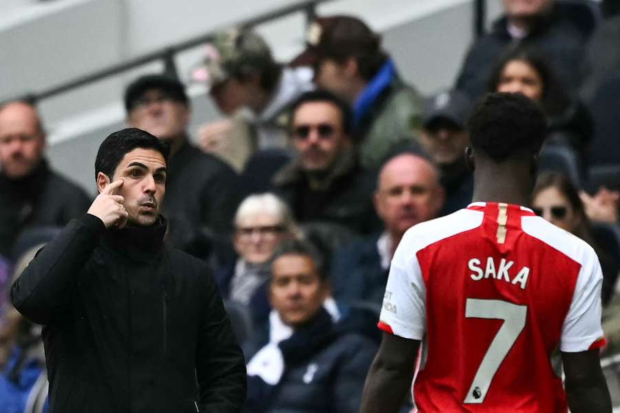 Arsenal manager Mikel Arteta speaks to Bukayo Saka