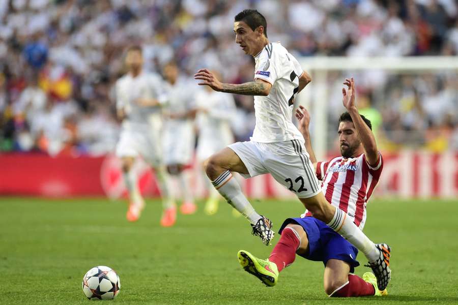 Di María, ante Raúl García en la final de Champions de 2014