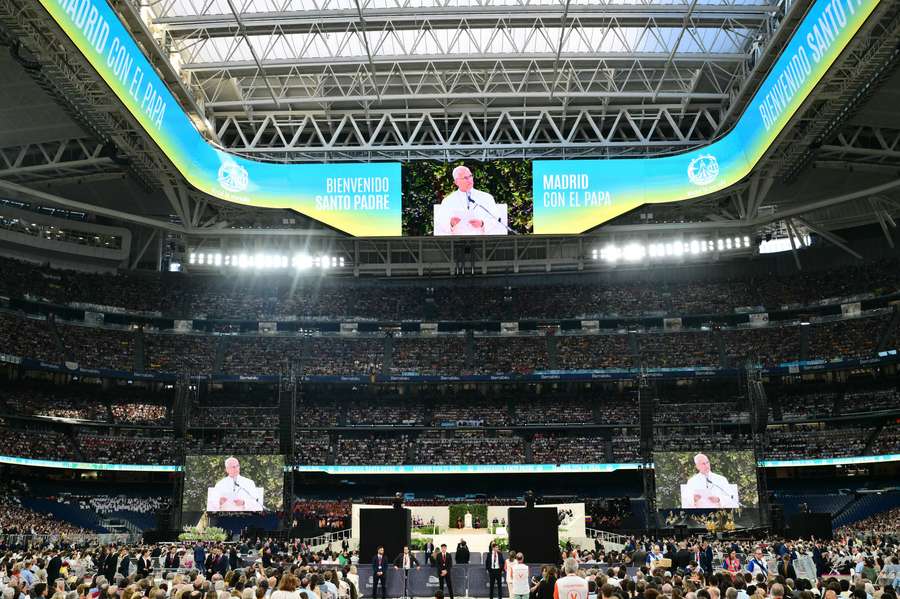 Dziennikarze podróżujący z papieżem zachwyceni wydarzeniem na stadionie Bernabeu Dziennikarze podróżujący z papieżem zachwyceni wydarzeniem na stadionie Bernabeu
