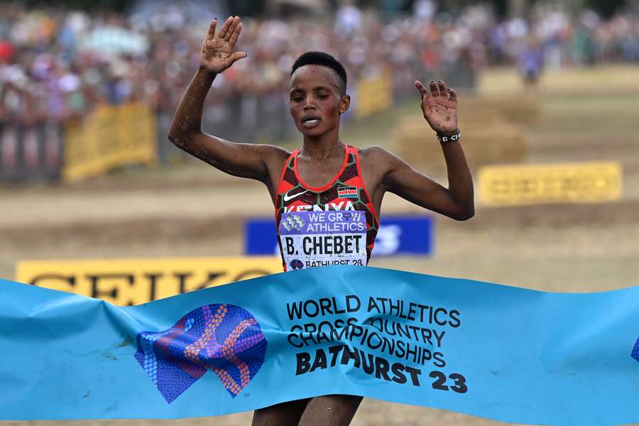 Beatrice Chebet passant la ligne d'arrivée ce samedi.