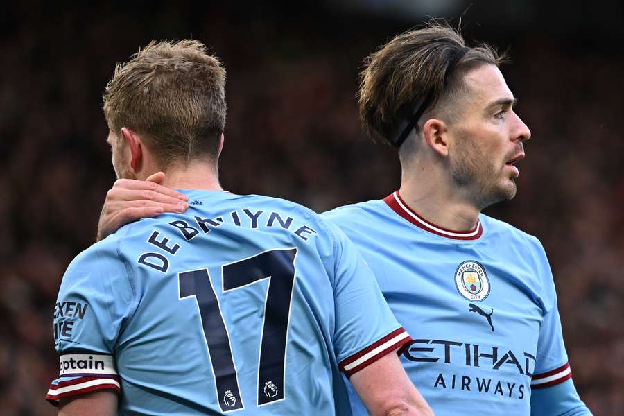 Kevin De Bruyne en Jack Grealish in de Manchester Derby