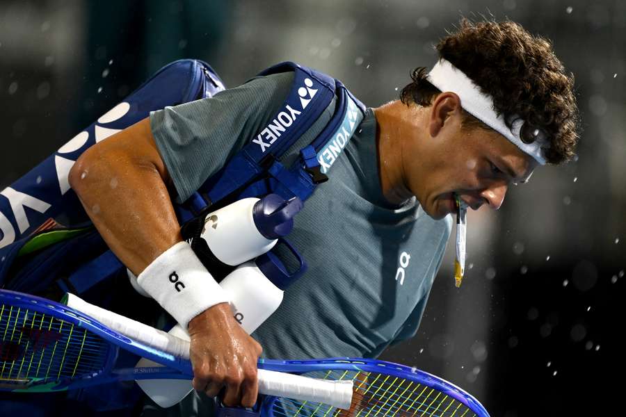 Shelton bravant la pluie ce jeudi.