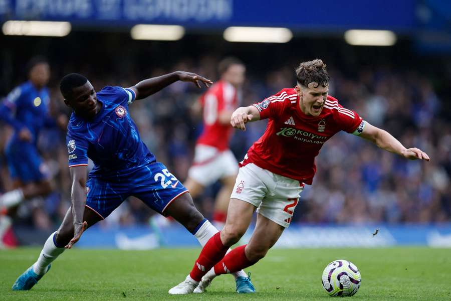 O Stamford Bridge recebeu um jogo animado neste domingo (6)