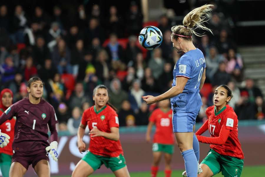 Le Sommer heads home France's fourth goal