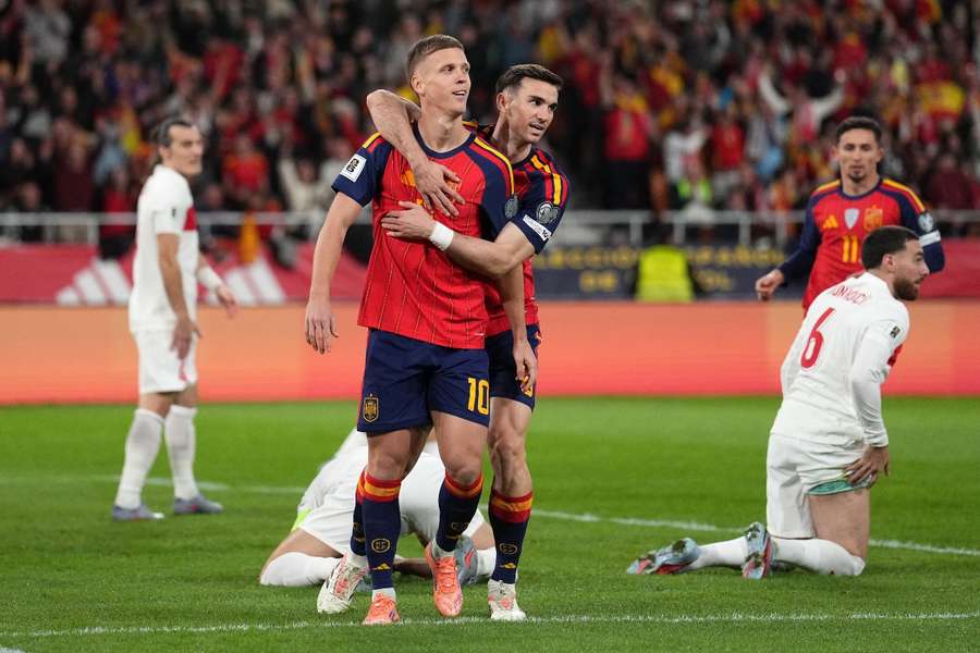 Fabián celebra con Dani Olmo el primer gol de España ante Turquía en Sevilla Fabián celebra con Dani Olmo el primer gol de España ante Turquía en Sevilla