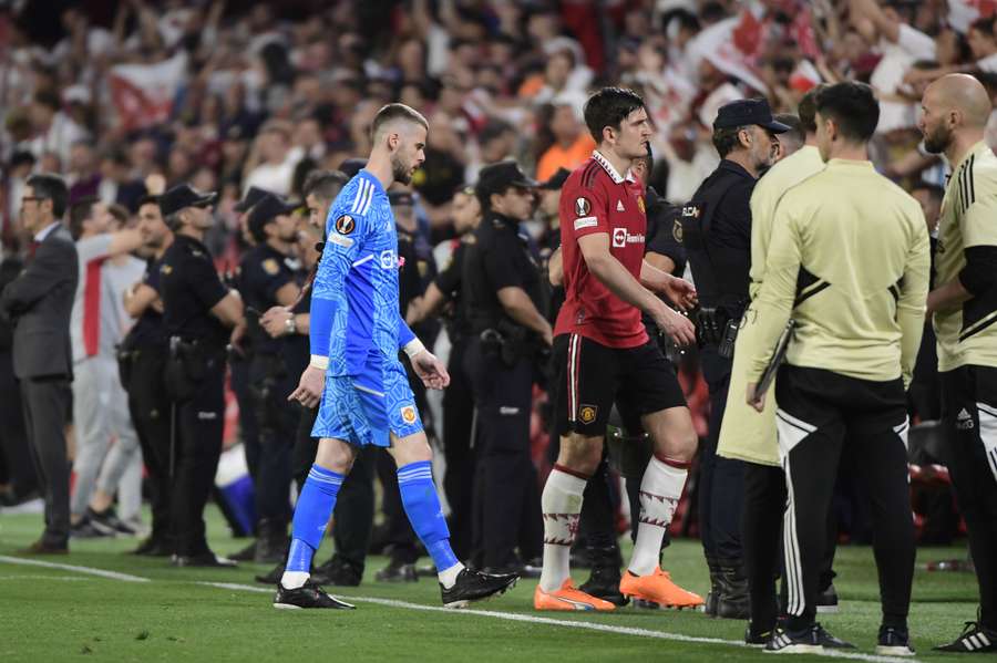Manchester United goalkeeper David de Gea (C) and teammates leave the pitch