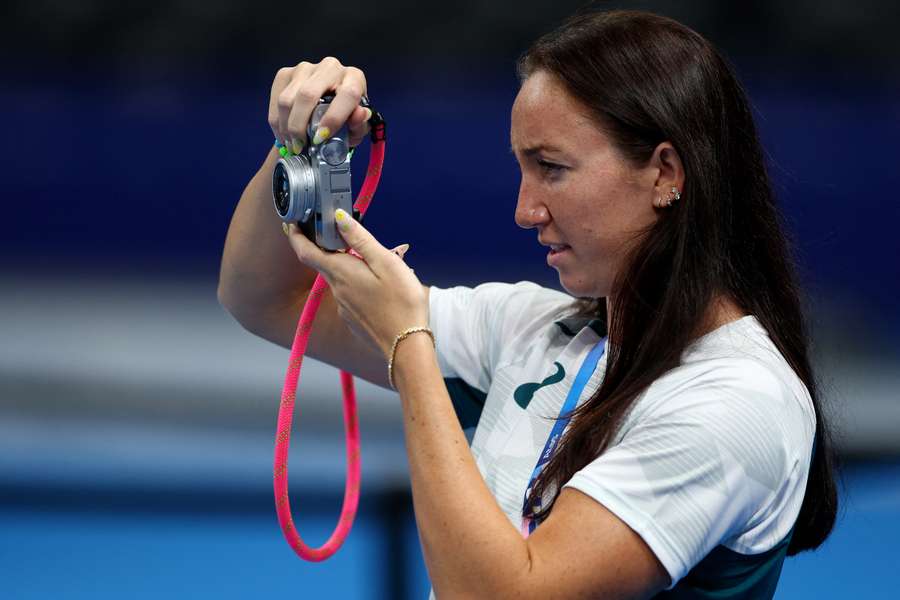 Lani Pallister vê a prova dos 1.500 metros livres femininos do lado de fora