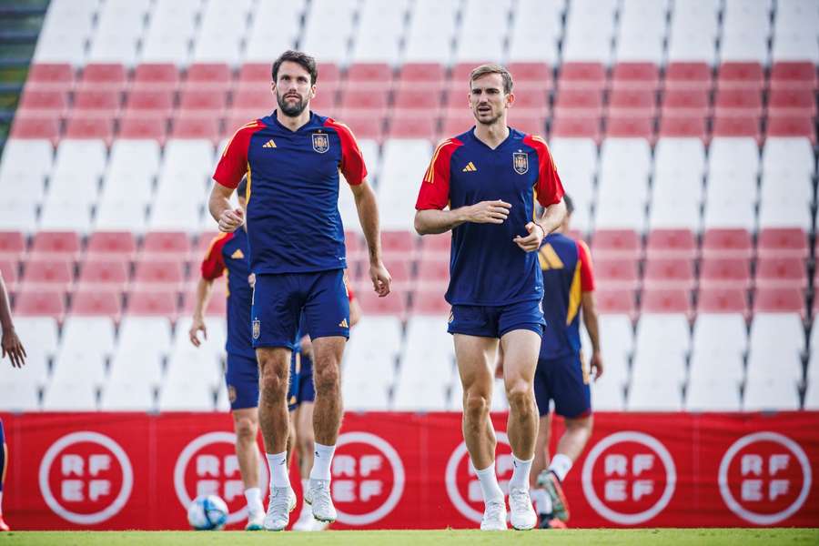 Alfonso Pedraza realiza un ejercicio junto a Fabián Ruiz en el entrenamiento de la selección en Sevilla