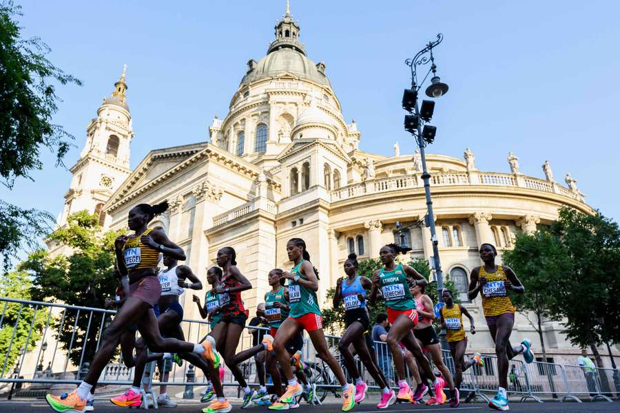 Rebecca Cheptegei, en tête du marathon des Mondiaux de Budapest 2023.