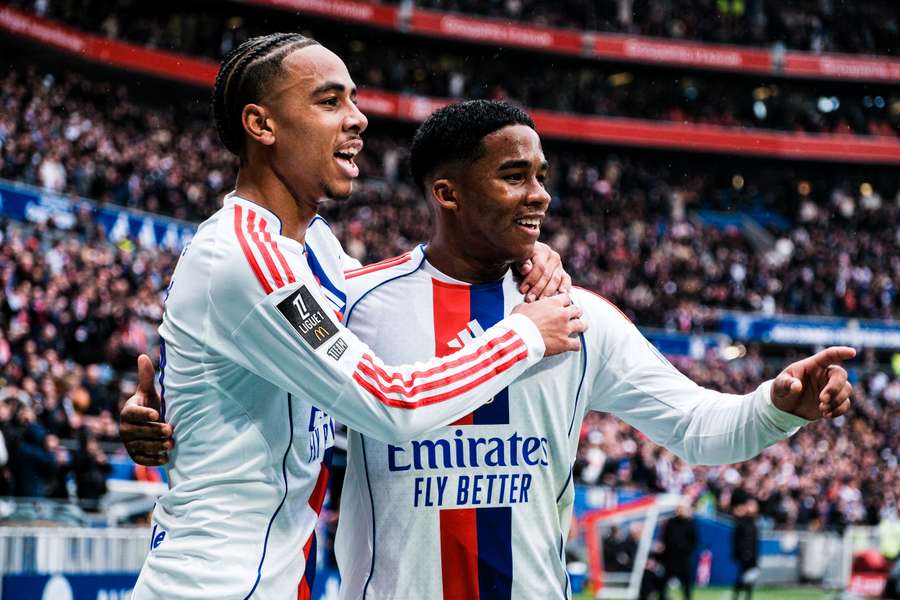 Endrick (vpravo) se stává tahounem Lyonu.