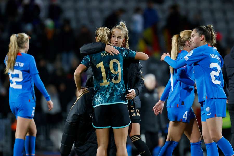 Giulia Gwinn (hinten) und Klara Bühl umarmen sich nach dem Sieg der DFB-Elf gegen Island.