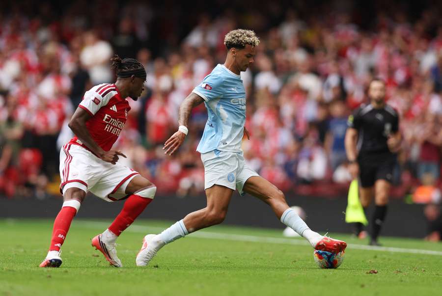 Nico O'Reilly diante do Arsenal, na Supertaça de Inglaterra Nico O'Reilly diante do Arsenal, na Supertaça de Inglaterra
