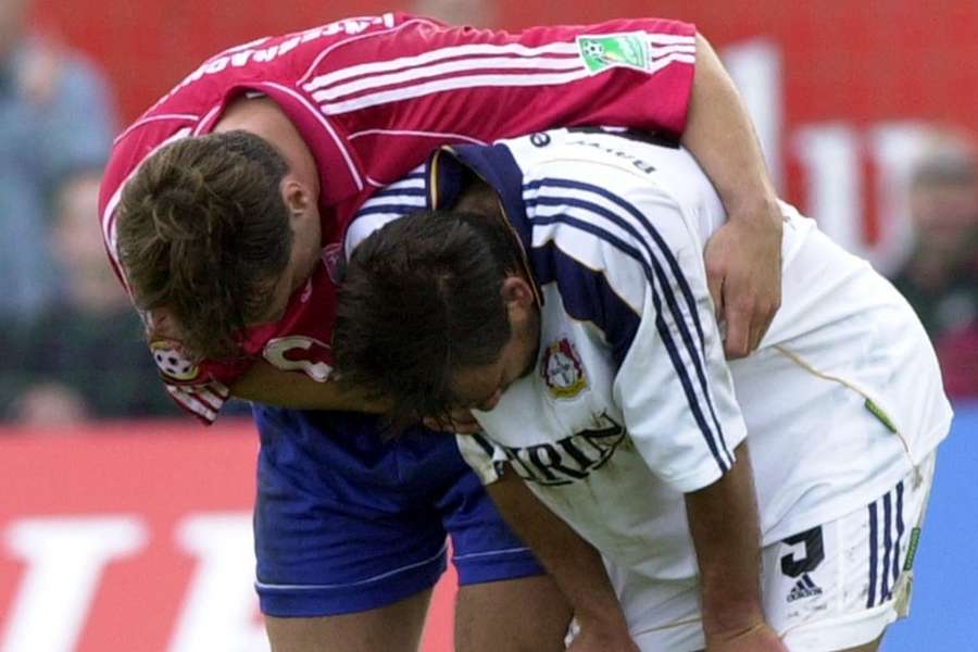 Markus Oberleitner (l.) tröstet Leverkusen-Torjäger Ulf Kirsten nach der verpassten Meisterschaft im Jahr 2000.