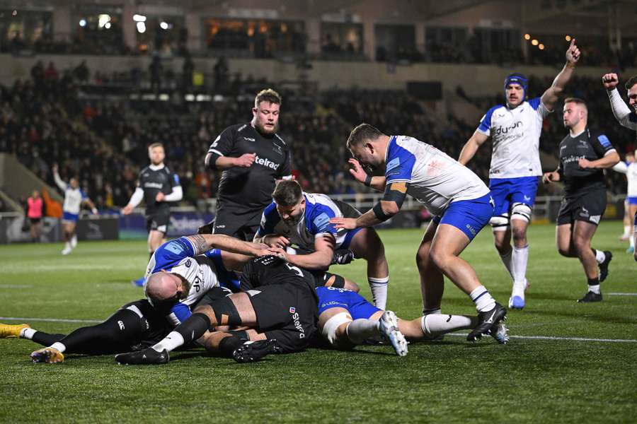Bath stay out in front in Premiership