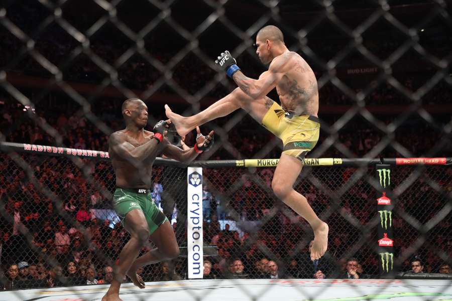 Alex Poatan em luta contra Israel Adesanya em 2022, em Nova Iorque, pelo UFC 281.