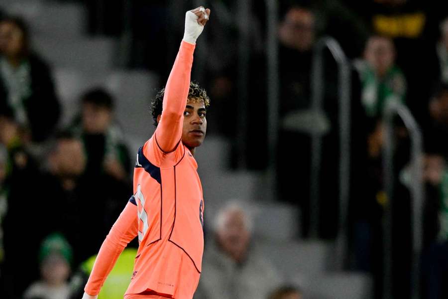 Lamine Yamal calou a torcida local com gol que abriu o placar Lamine Yamal calou a torcida local com gol que abriu o placar