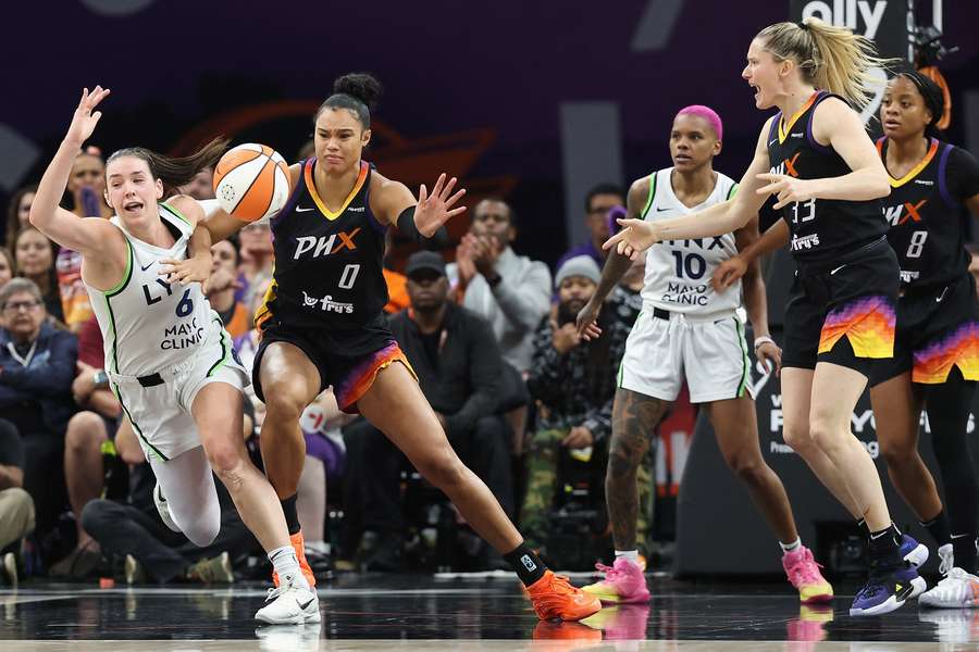 Satou Sabally (2. v. l., Nr. 0) träumt mit Phoenix von den WNBA Finals.