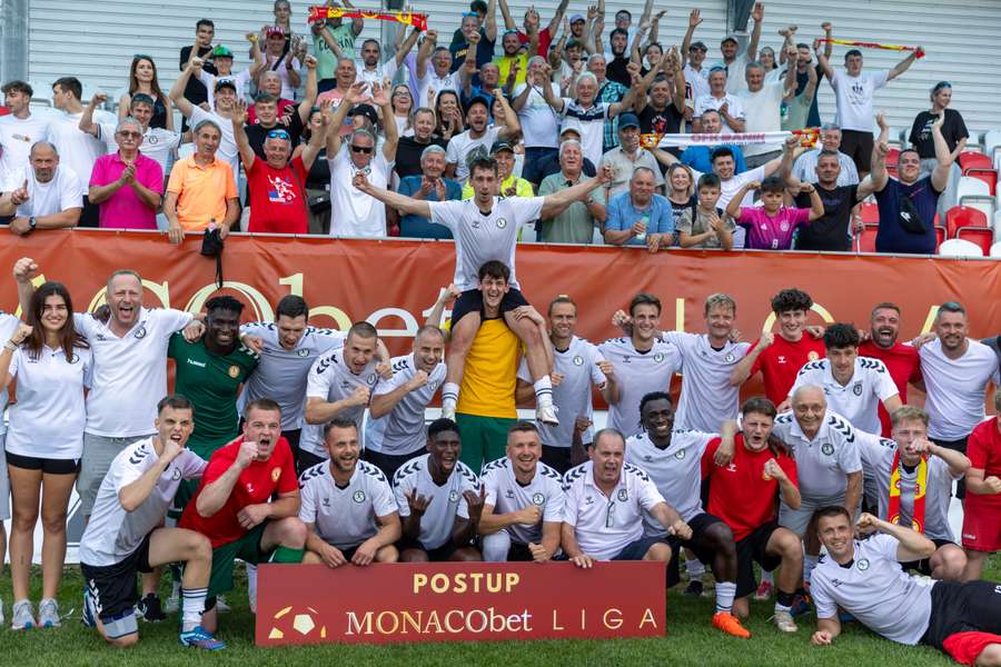 Veľké víťazstvo oslávili hráči s desiatkami fanúšikov. Veľké víťazstvo oslávili hráči s desiatkami fanúšikov.