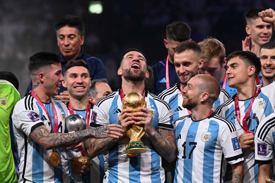 Otamendi com o troféu após a vitória diante da França