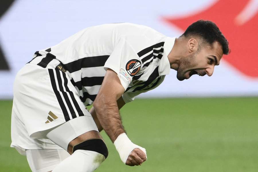 Zeki Celik, in gol contro il Rennes Zeki Celik, in gol contro il Rennes